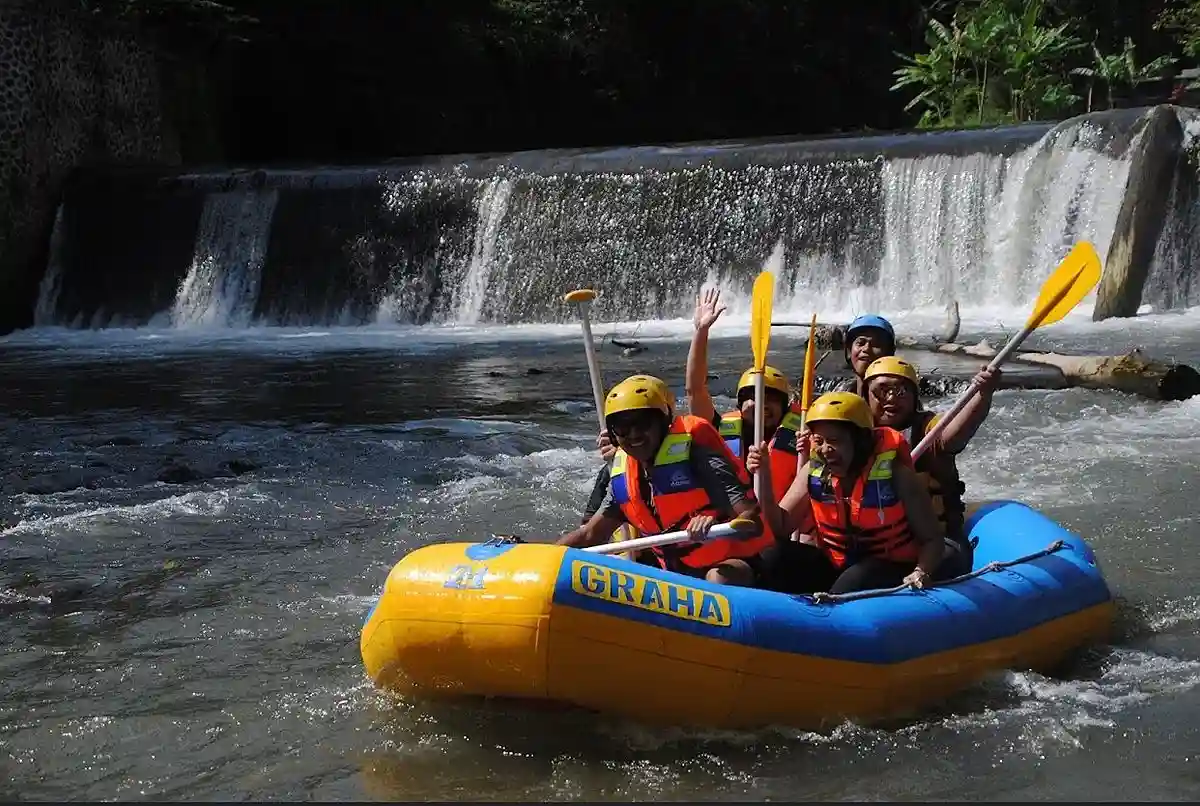 Peserta rafting menggunakan perlengkapan lengkap
