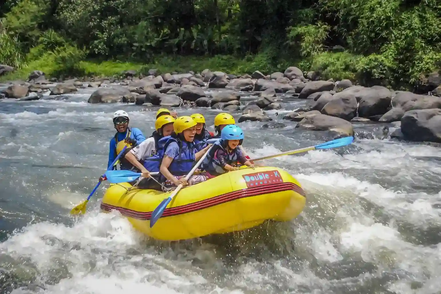 Keseruan Rafting di Sungai Malang
